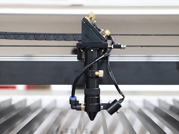 Pourquoi l'assistance d'air est cruciale pour des bords de découpe nets - Laser Cut Supply