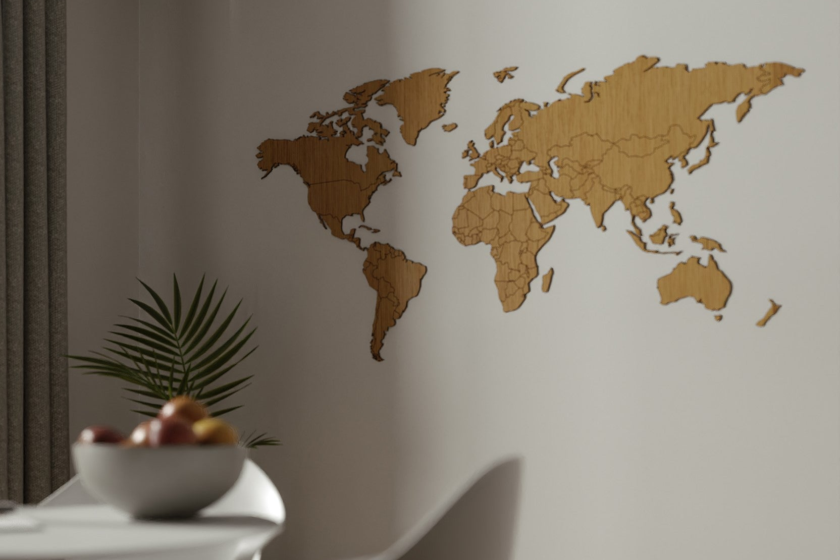 Carte du monde en chêne comme décoration murale dans une salle à manger