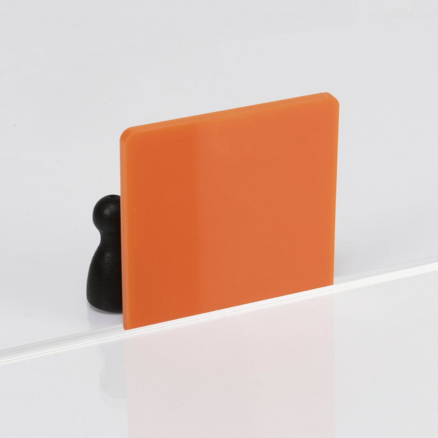 Oranje gekleurd acrylaat als vrijstaand materiaalstaal