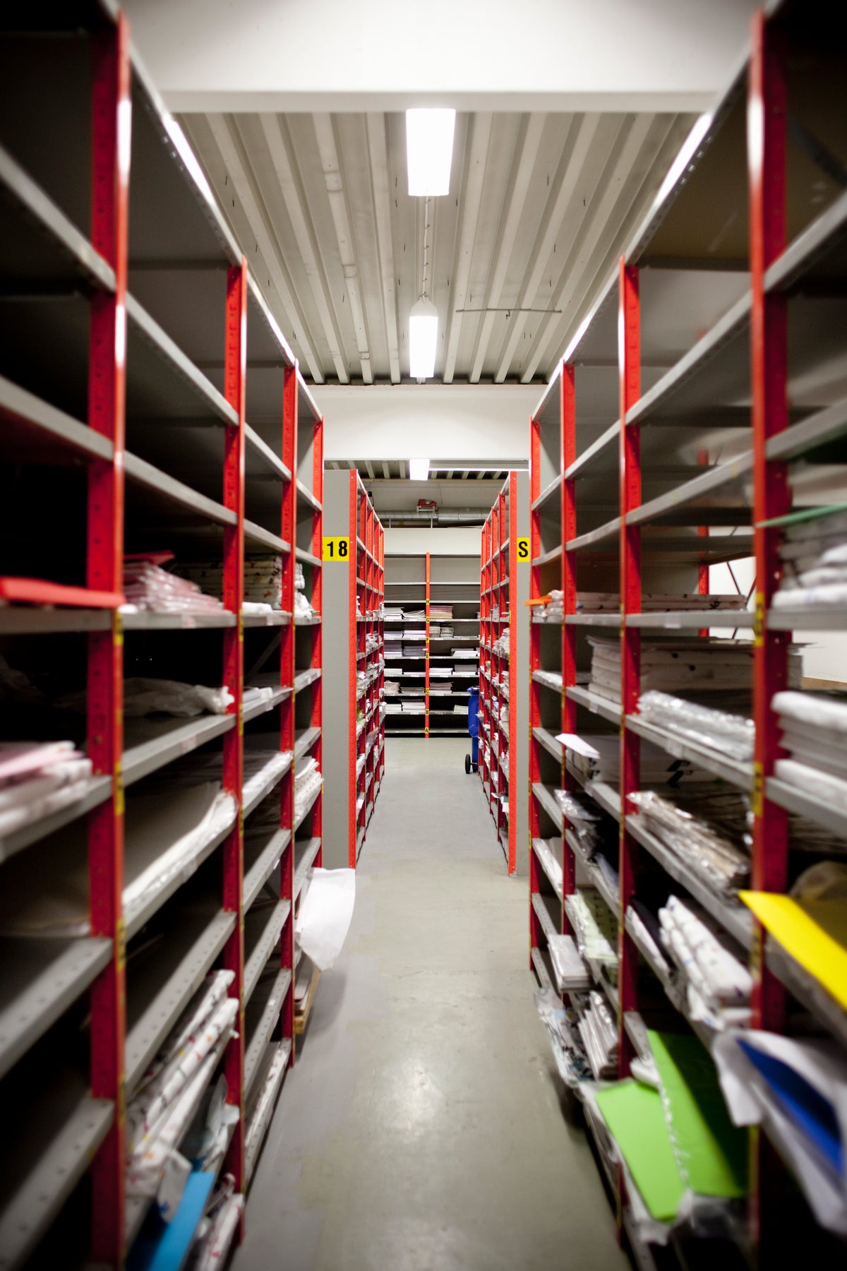 Allée dans un entrepôt avec des racks remplis de matériaux